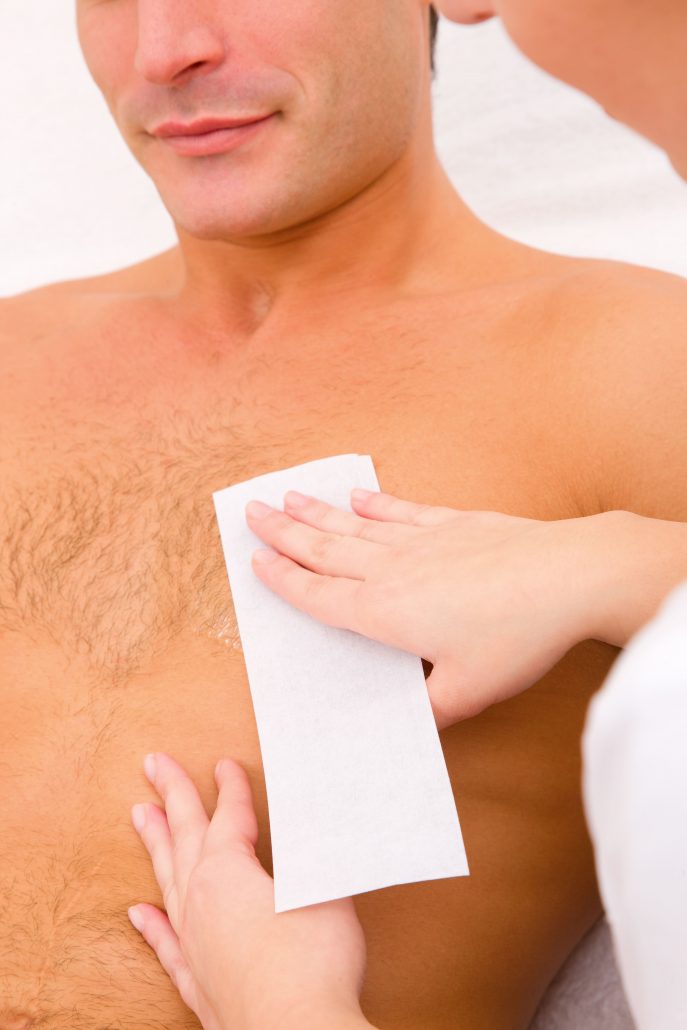 Man waxing his chest hair Haarentfernung beim Mann